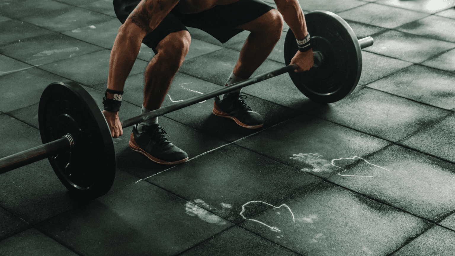 Athlete lifting weights with proper posture – showing core stability in action.